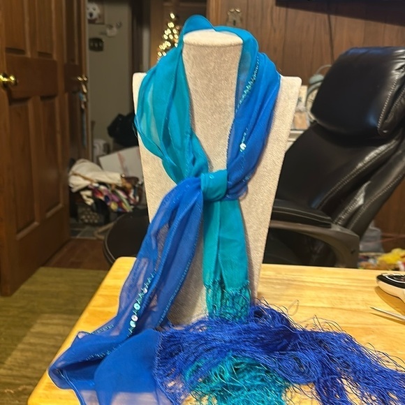 Beautiful scarf, two-tone, blue and teal with sparkly sequins and fringe​​ - Picture 1 of 2